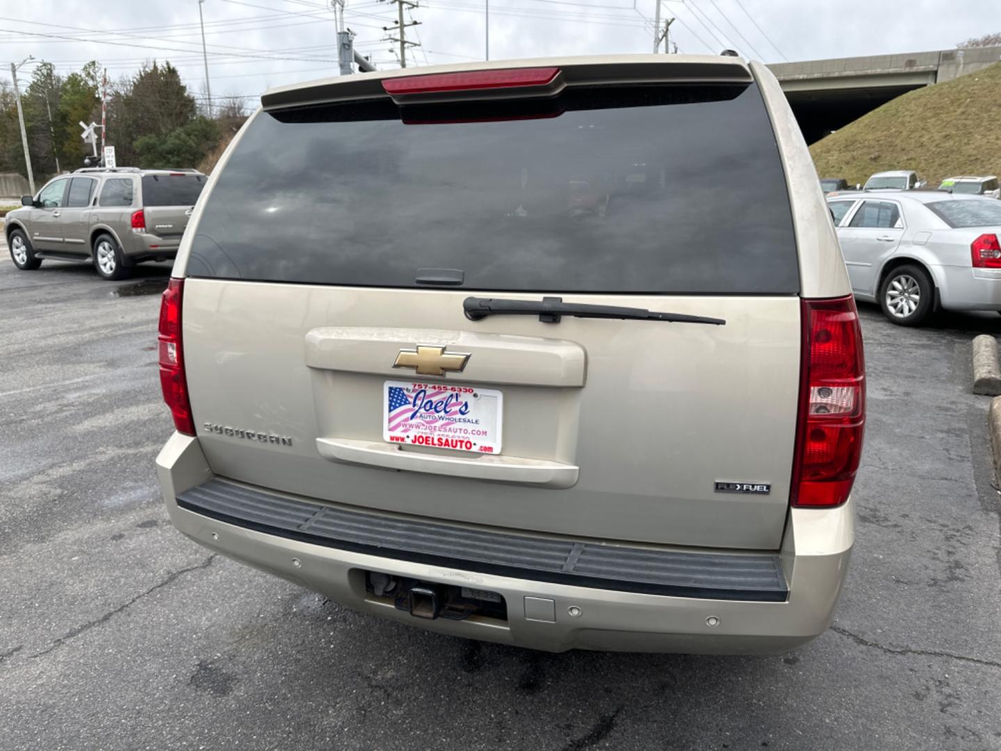 2007 Gold Chevrolet Suburban LS 1500 4WD (3GNFK163X7G) with an 5.3L V8 OHV 16V FFV engine, 4-Speed Automatic Overdrive transmission, located at 5700 Curlew Drive, Norfolk, VA, 23502, (757) 455-6330, 36.841885, -76.209412 - Photo#2